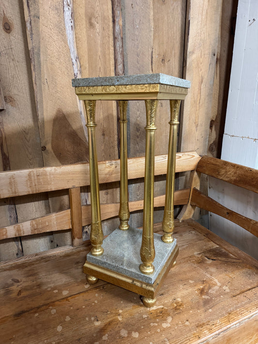 Piedestal med grågrön stenskiva