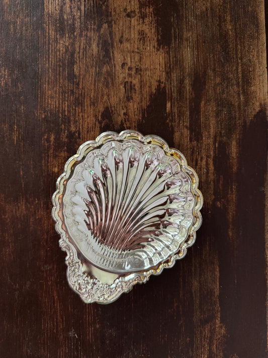 Silverfärgat snäckfat