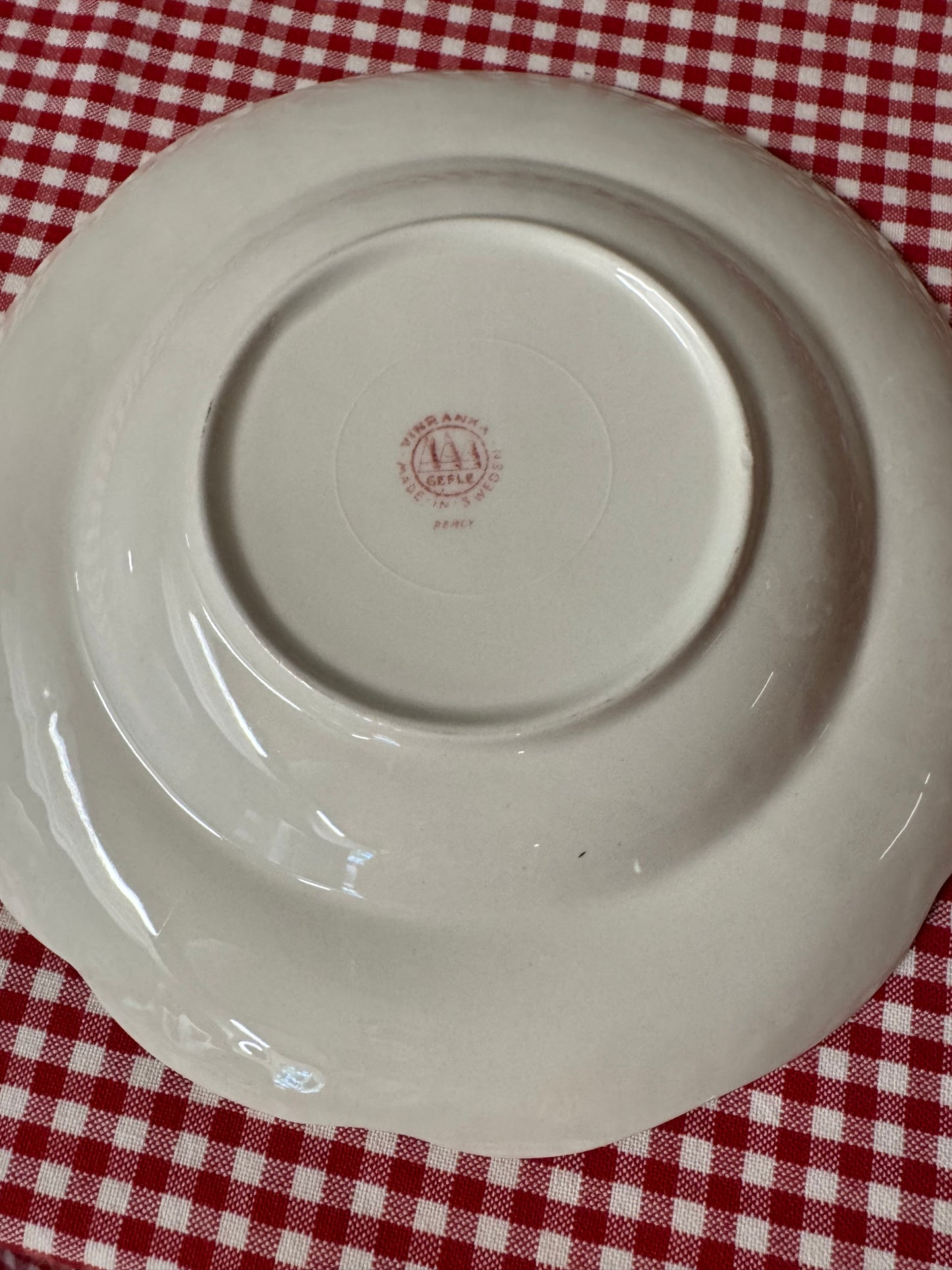 Röd vinranka djup tallrik Gefle Sweden