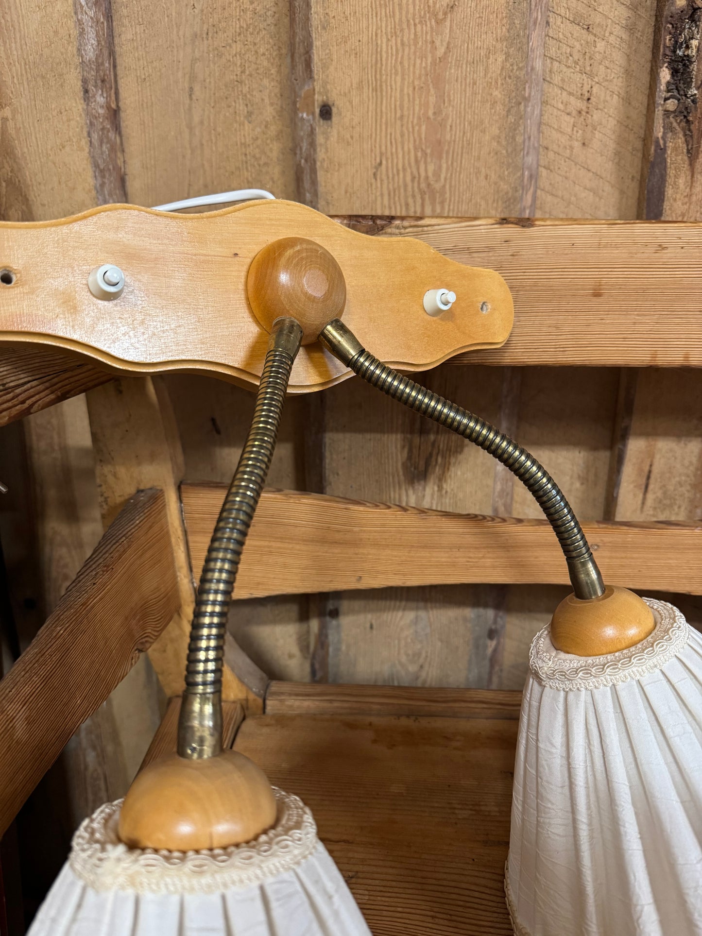 Tvåarmad lampa med skärmar