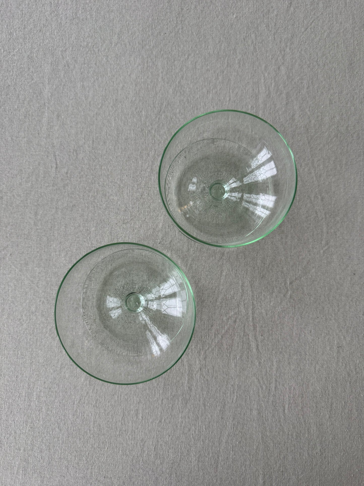 Paret ljusgröna dessertskålar