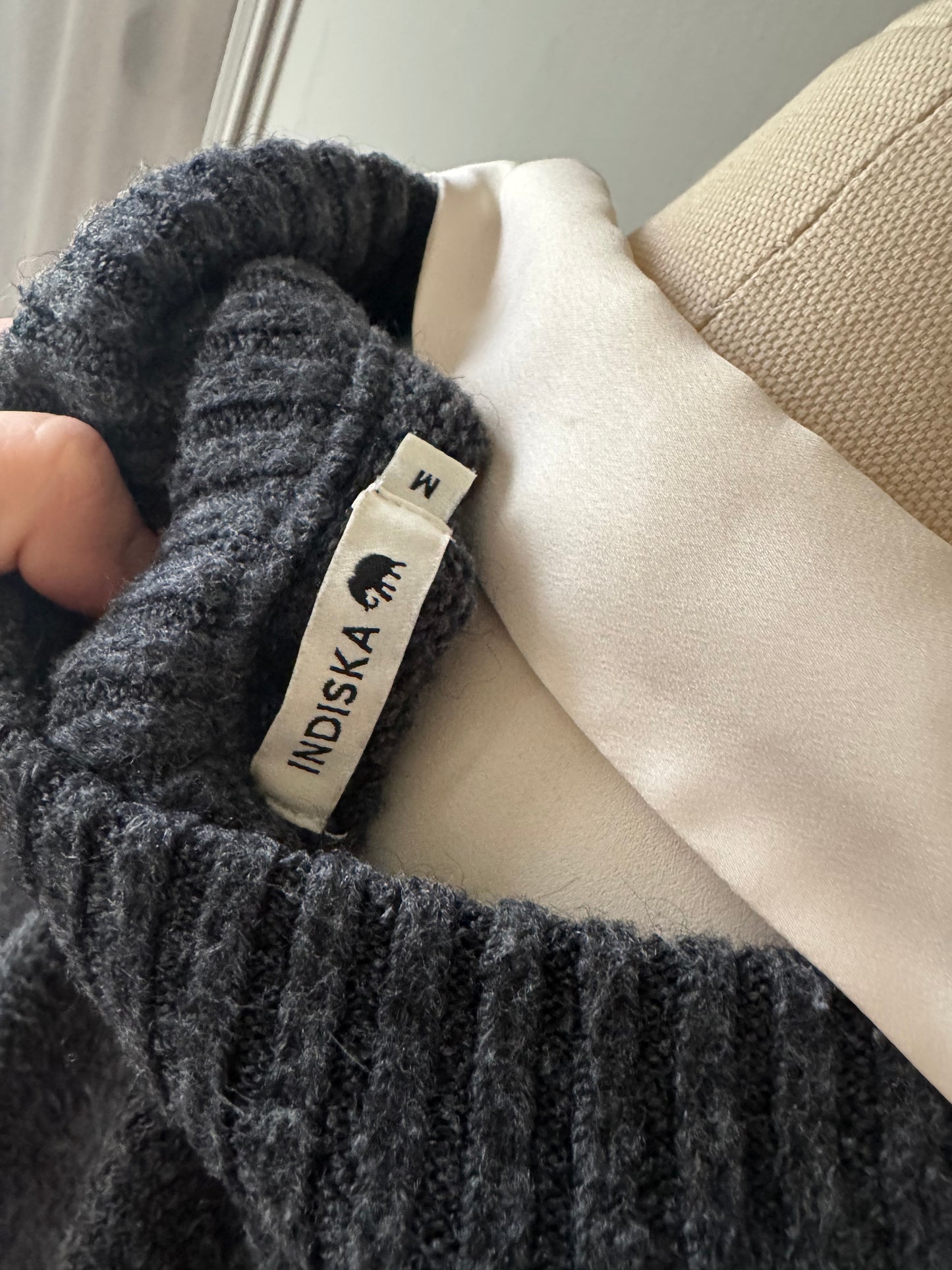 Stickad tröja i mörkgrått - Indiska