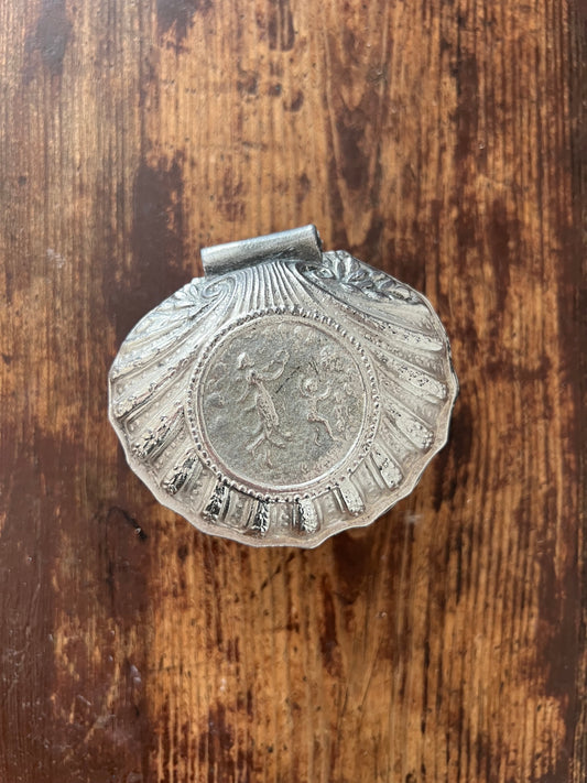 Snäckformad ask på fot