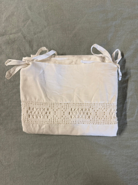 Örngott med knyt och monogram