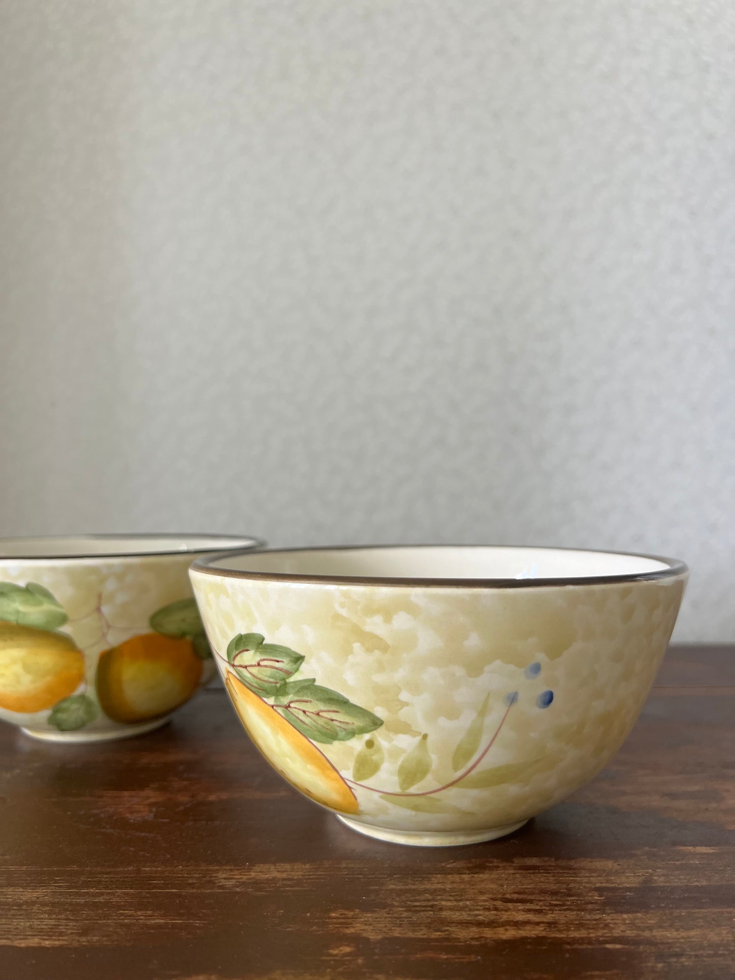 Två skålar citron