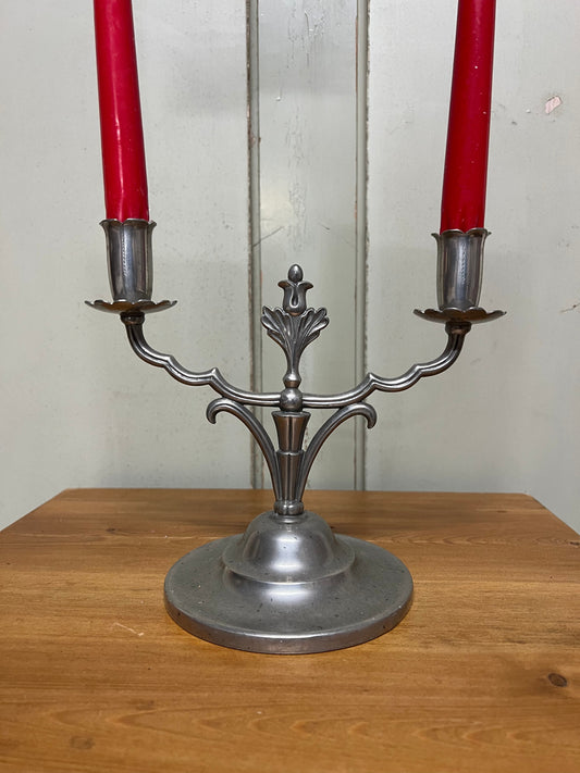 Tvåarmad ljusstake i svenskt tenn