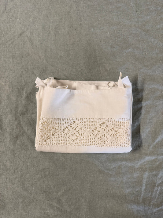 Örngott med knyt och monogram