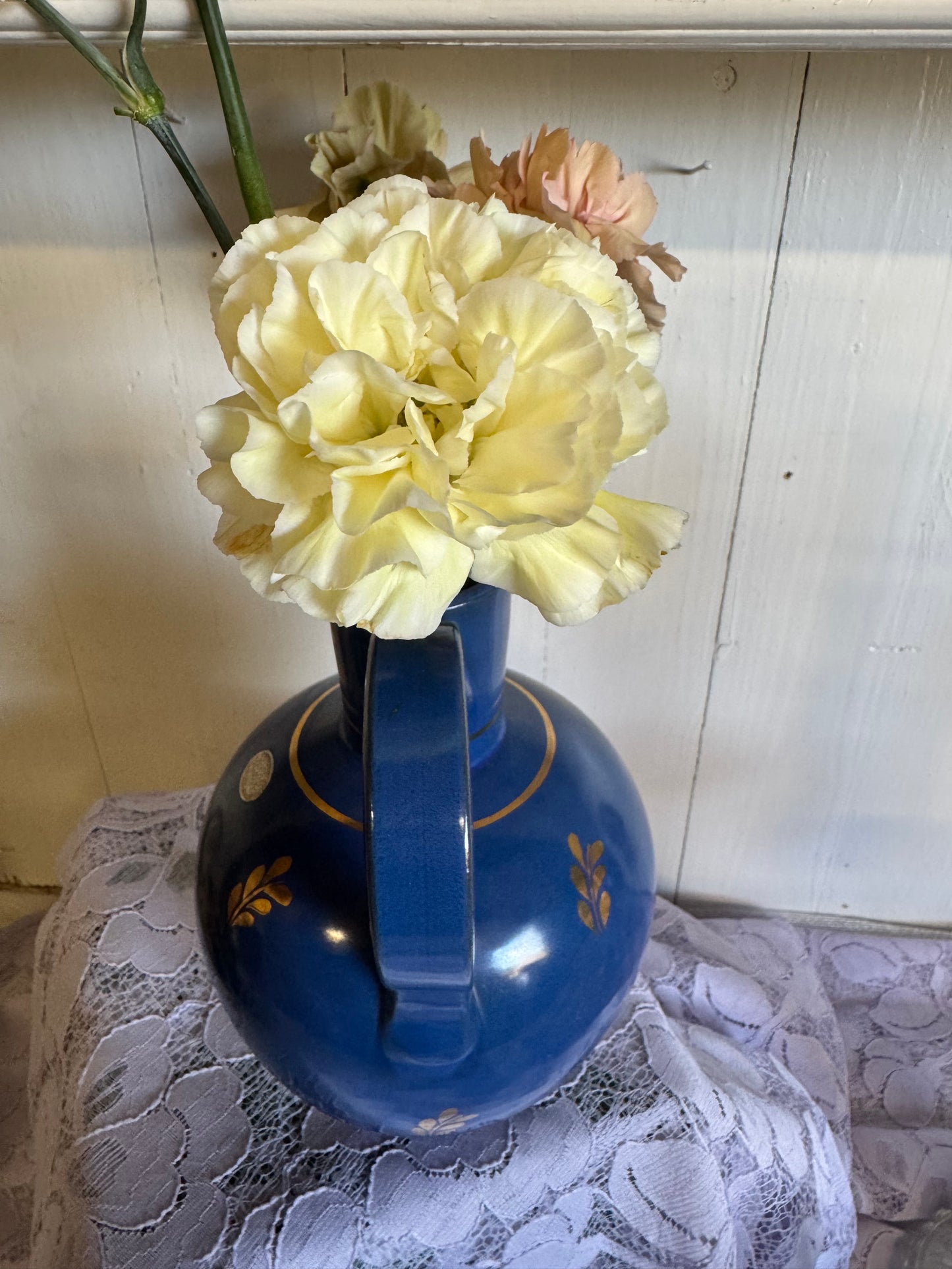 Koboltblå kanna/vas från Nittsjö Keramik, mitten av 1900-talet