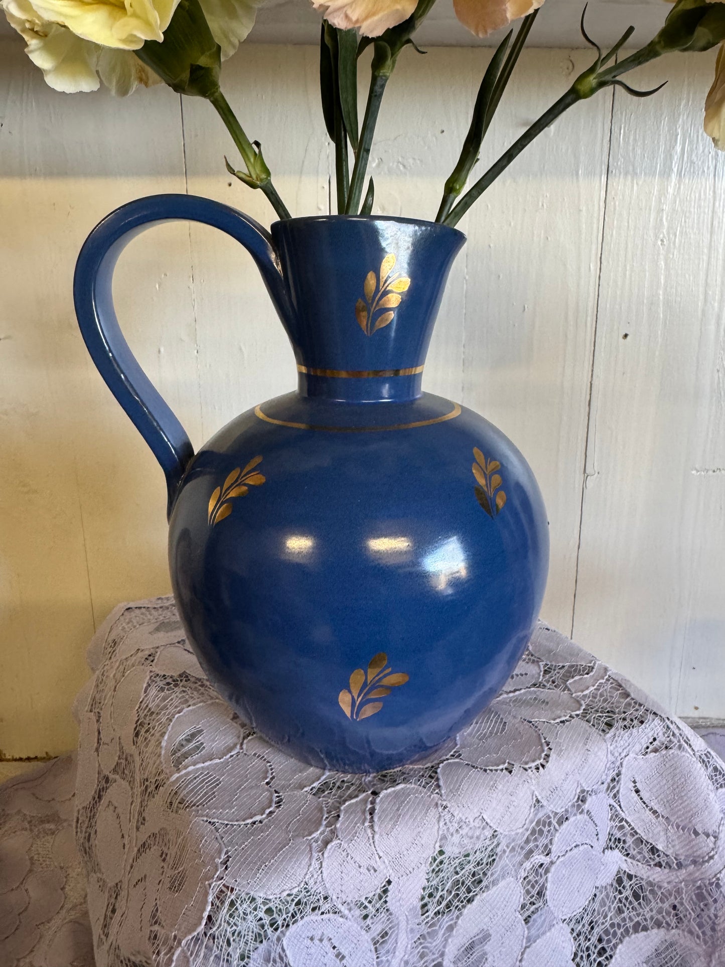 Koboltblå kanna/vas från Nittsjö Keramik, mitten av 1900-talet