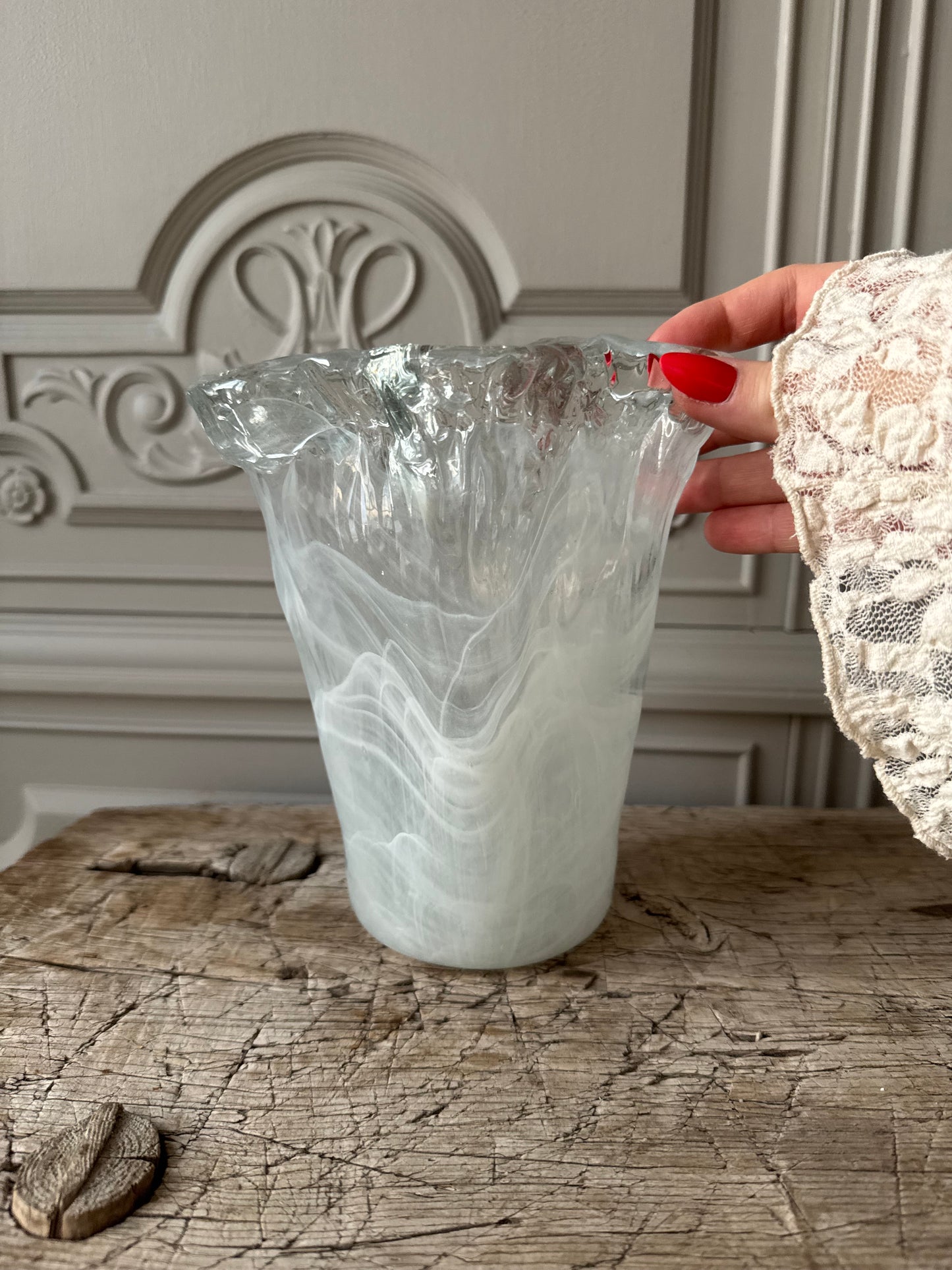 Hög vas med vågad öppning