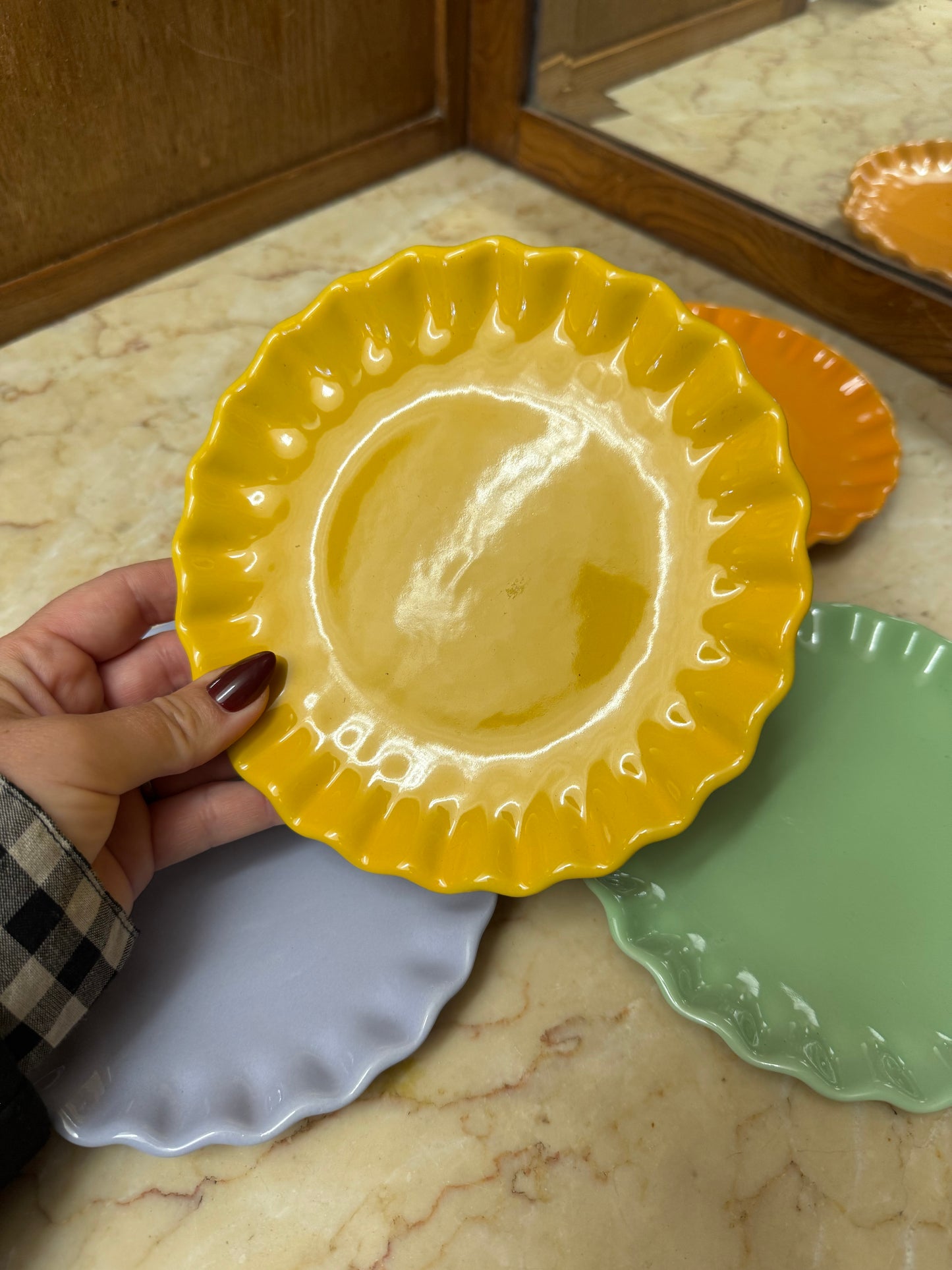 4st assietter med volang