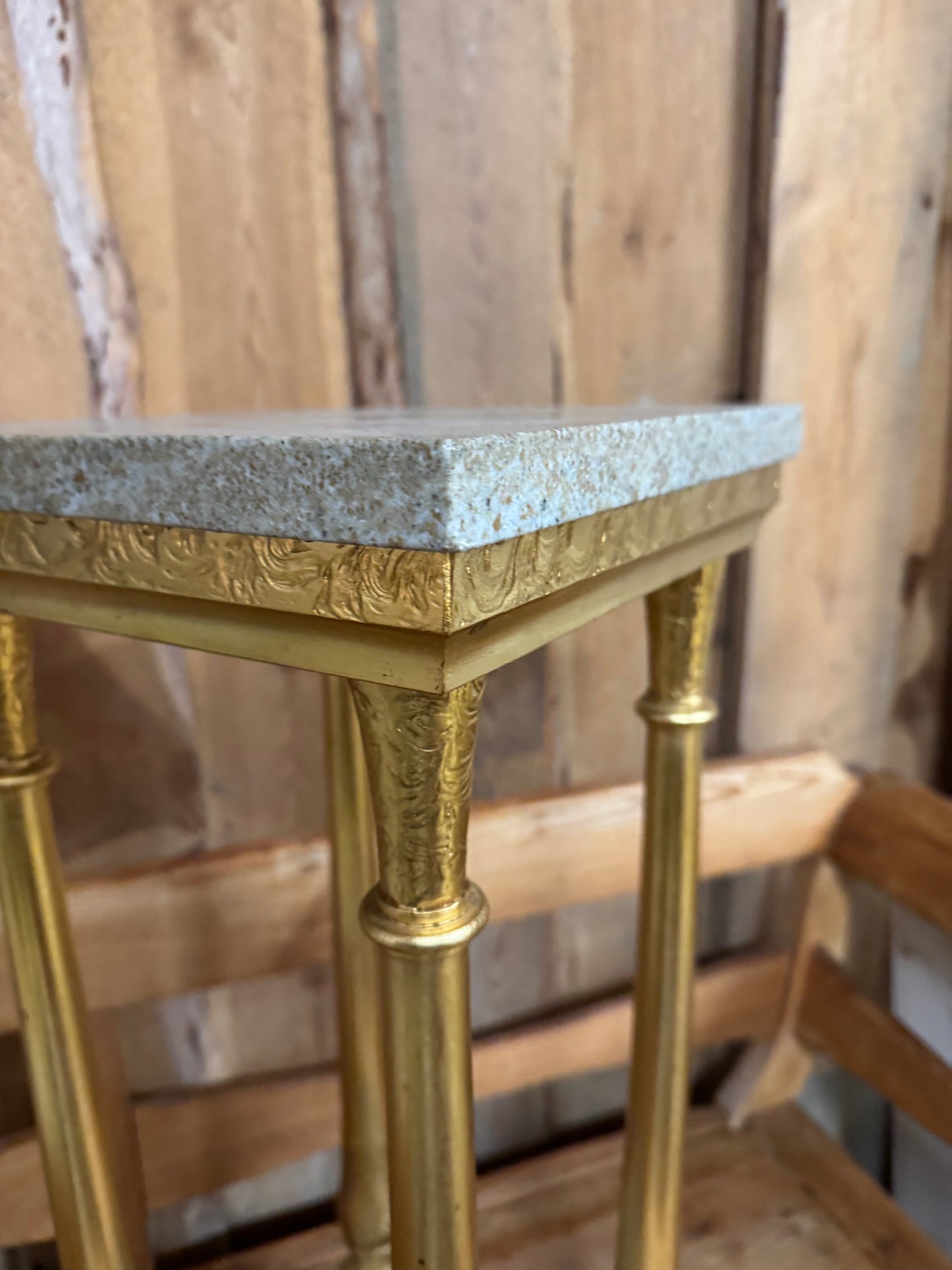 Piedestal med grågrön stenskiva