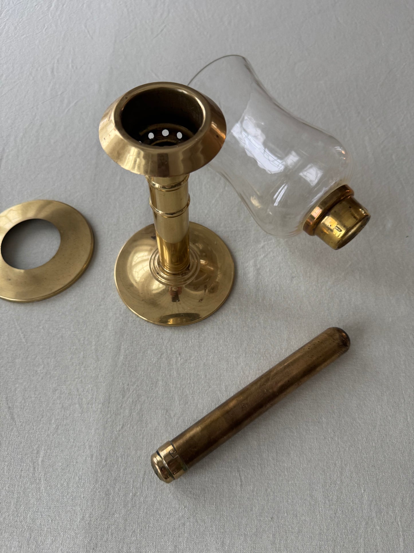 Ljuslykta i mässing med glaskupa