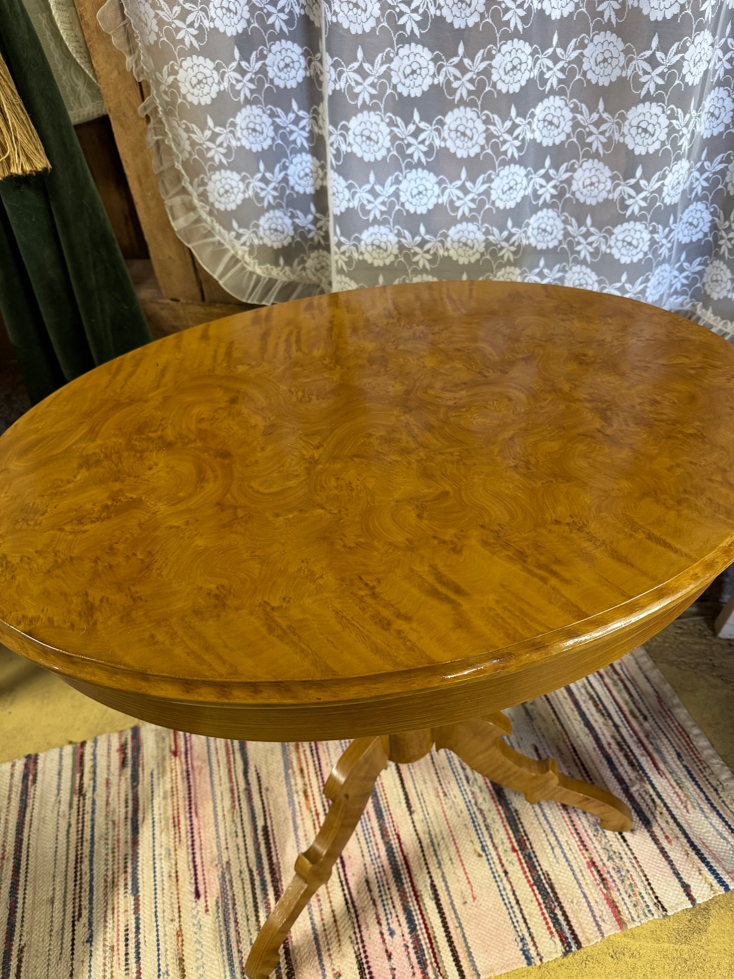 Pelarbord i masurbjörk, sent 1800-tal till tidigt 1900-tal