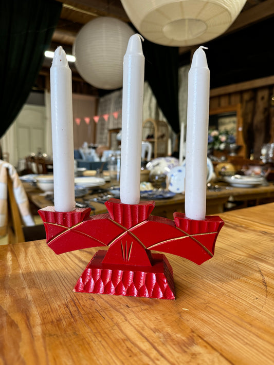Röd träljusstake med guld