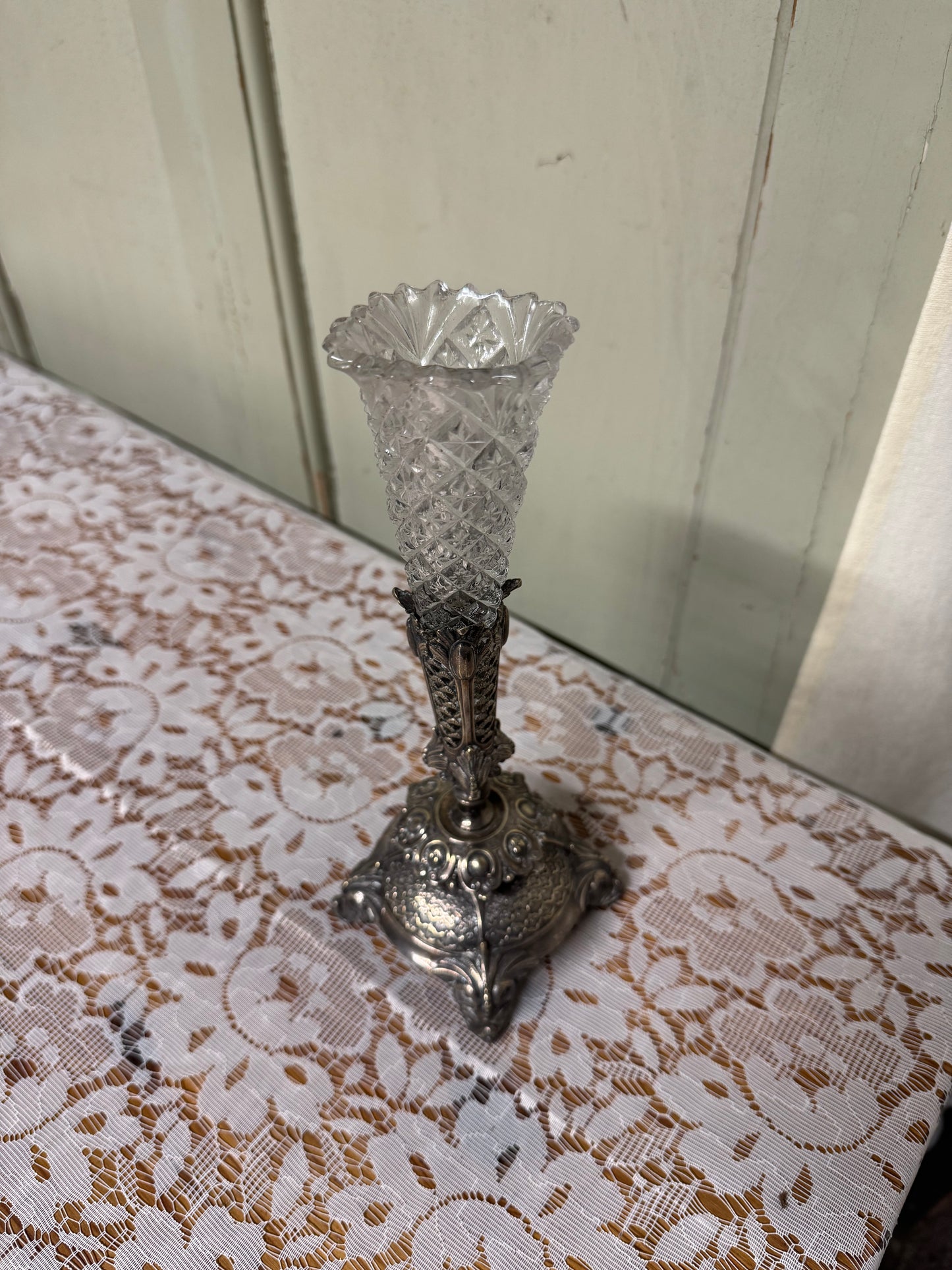 Glasvas med nysilverfot