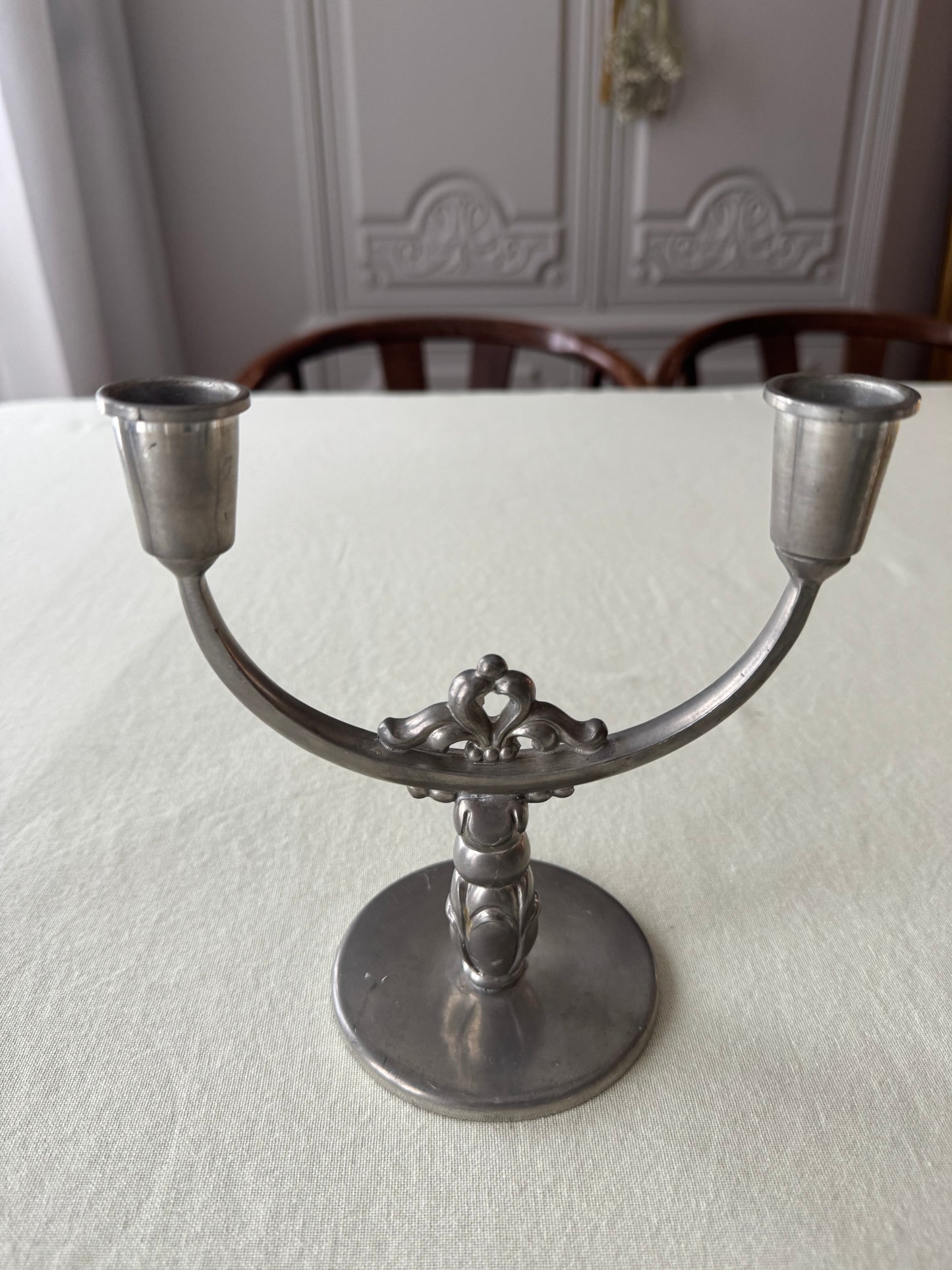 Paret tvåarmade ljusstakar i tenn