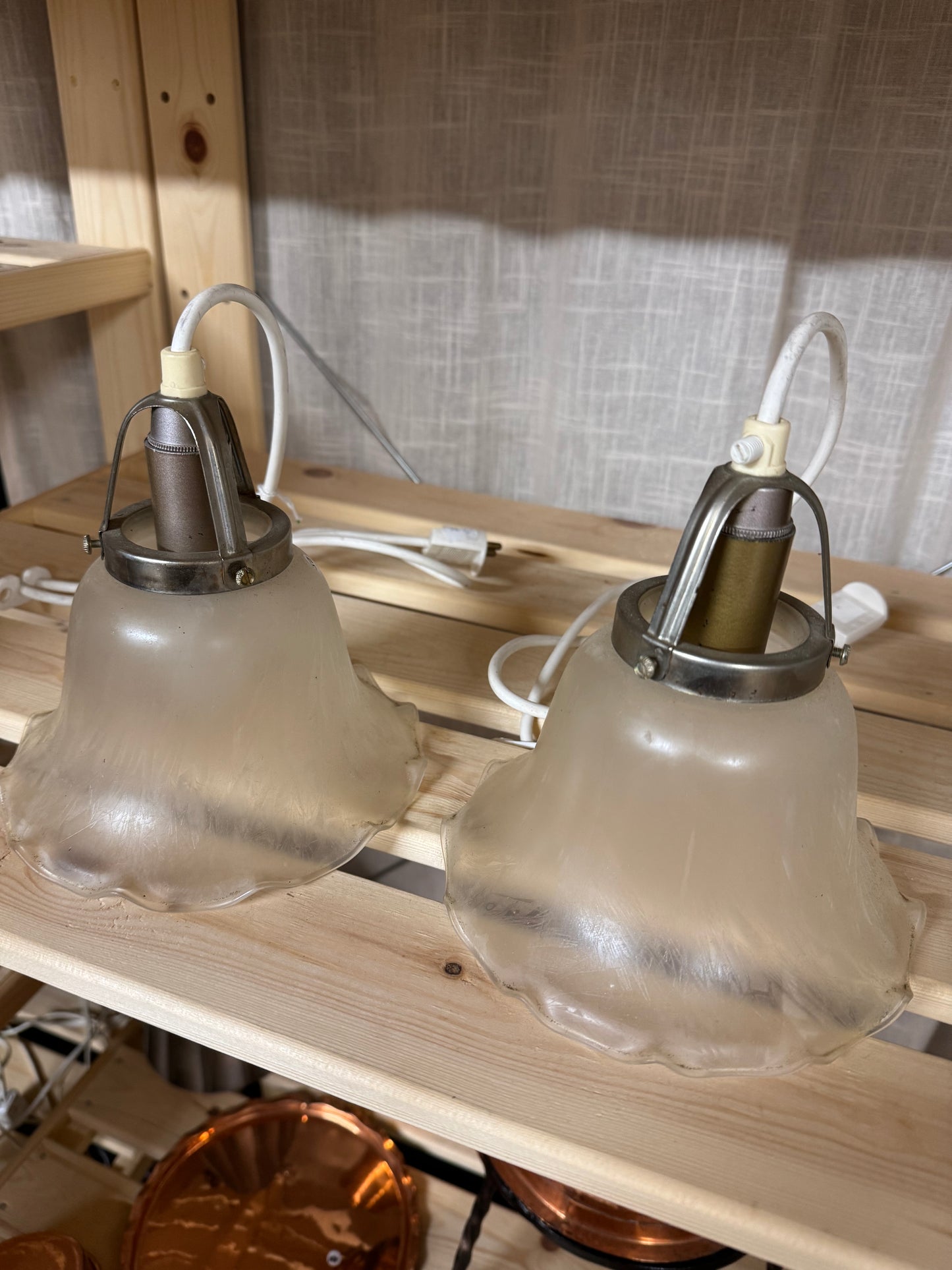 Paret fönsterlampor med volang