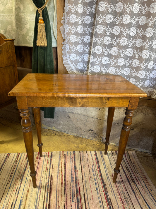 Nätt sidobord med vackra ben