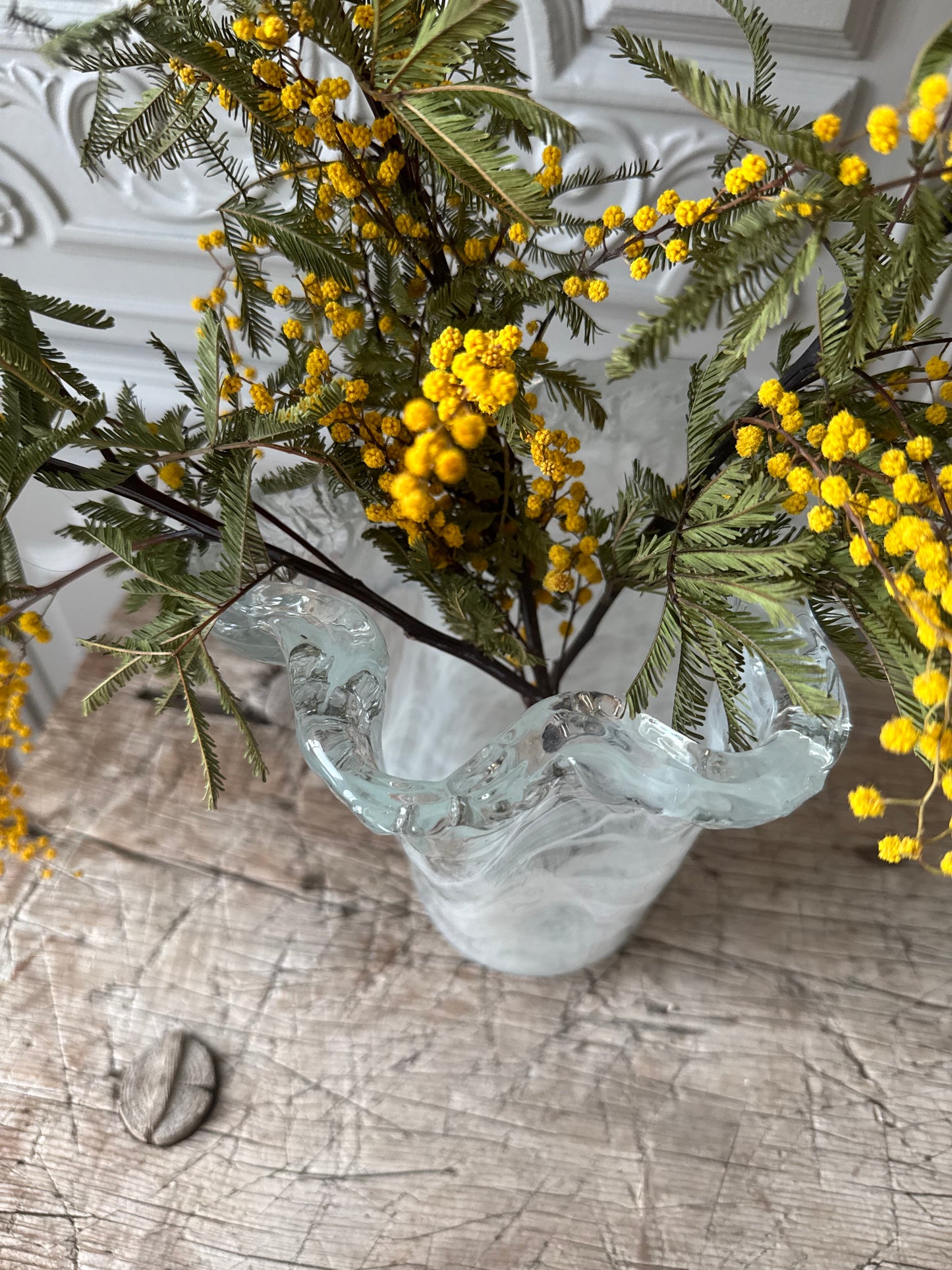 Hög vas med vågad öppning