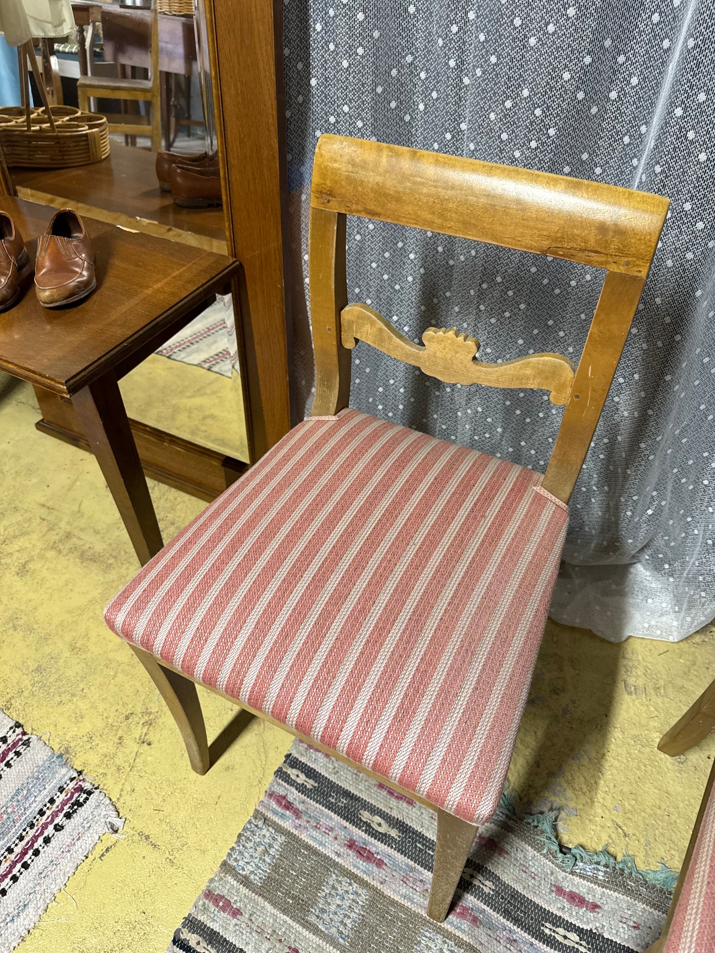 Paret stolar med rosa sits
