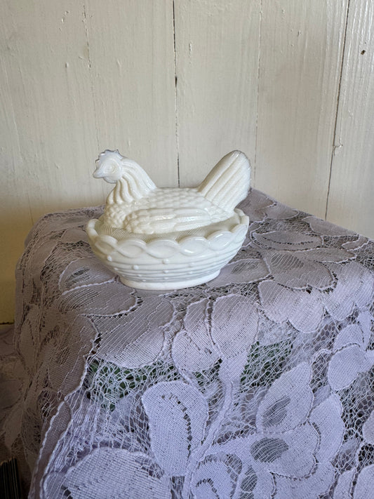 Höna - mindre äggömma i vitt mjölkglas