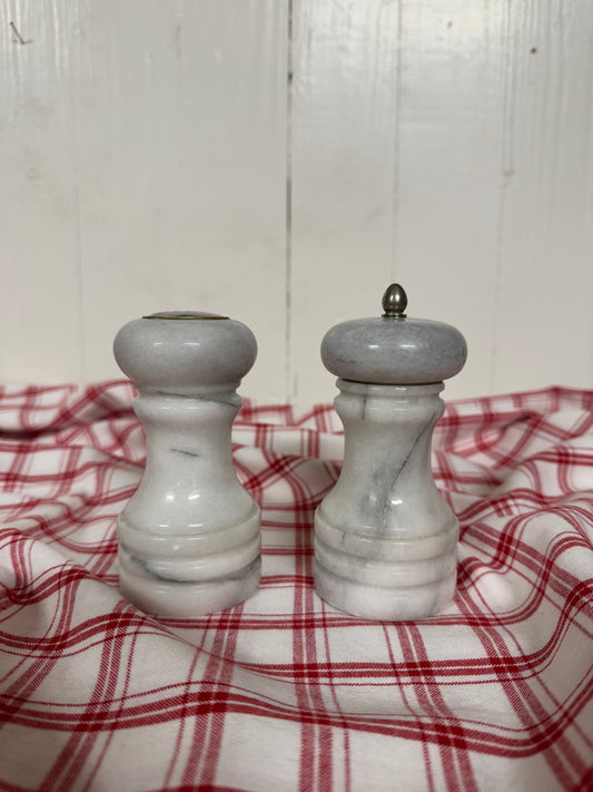 Salt och pepparkar i marmor