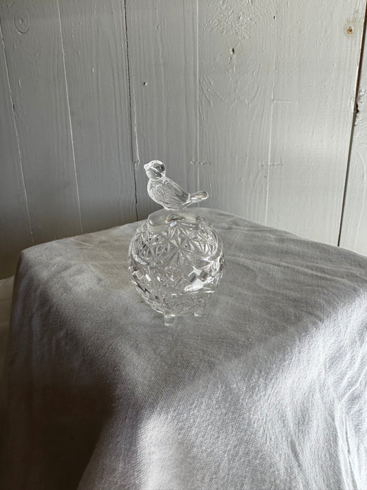 Saltskål på fot i glas med fågel