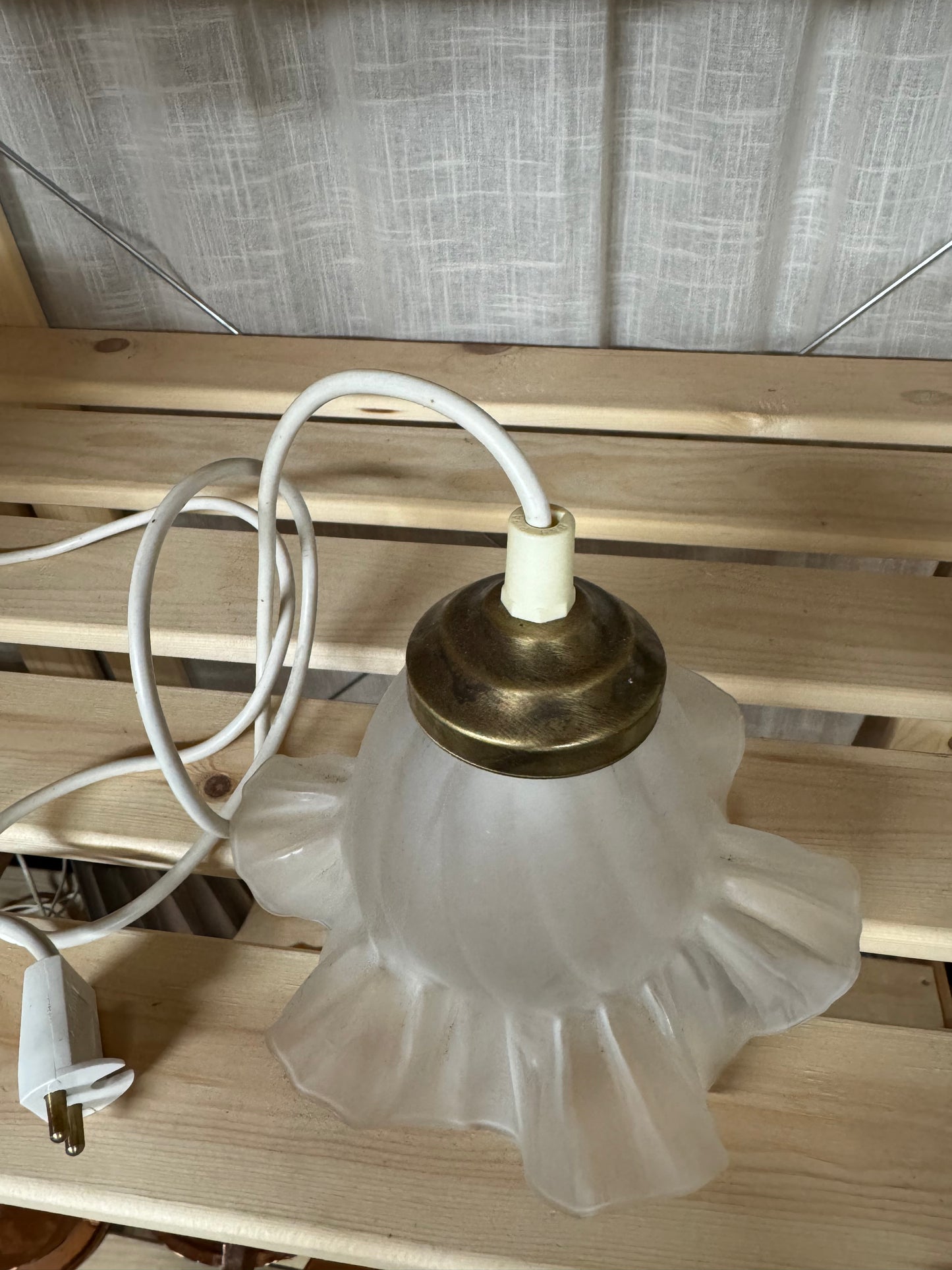 Fönsterlampa med volang