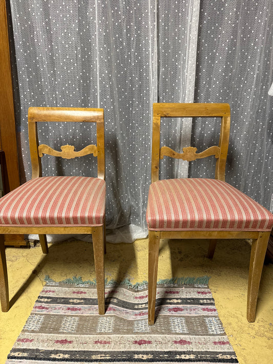 Paret stolar med rosa sits