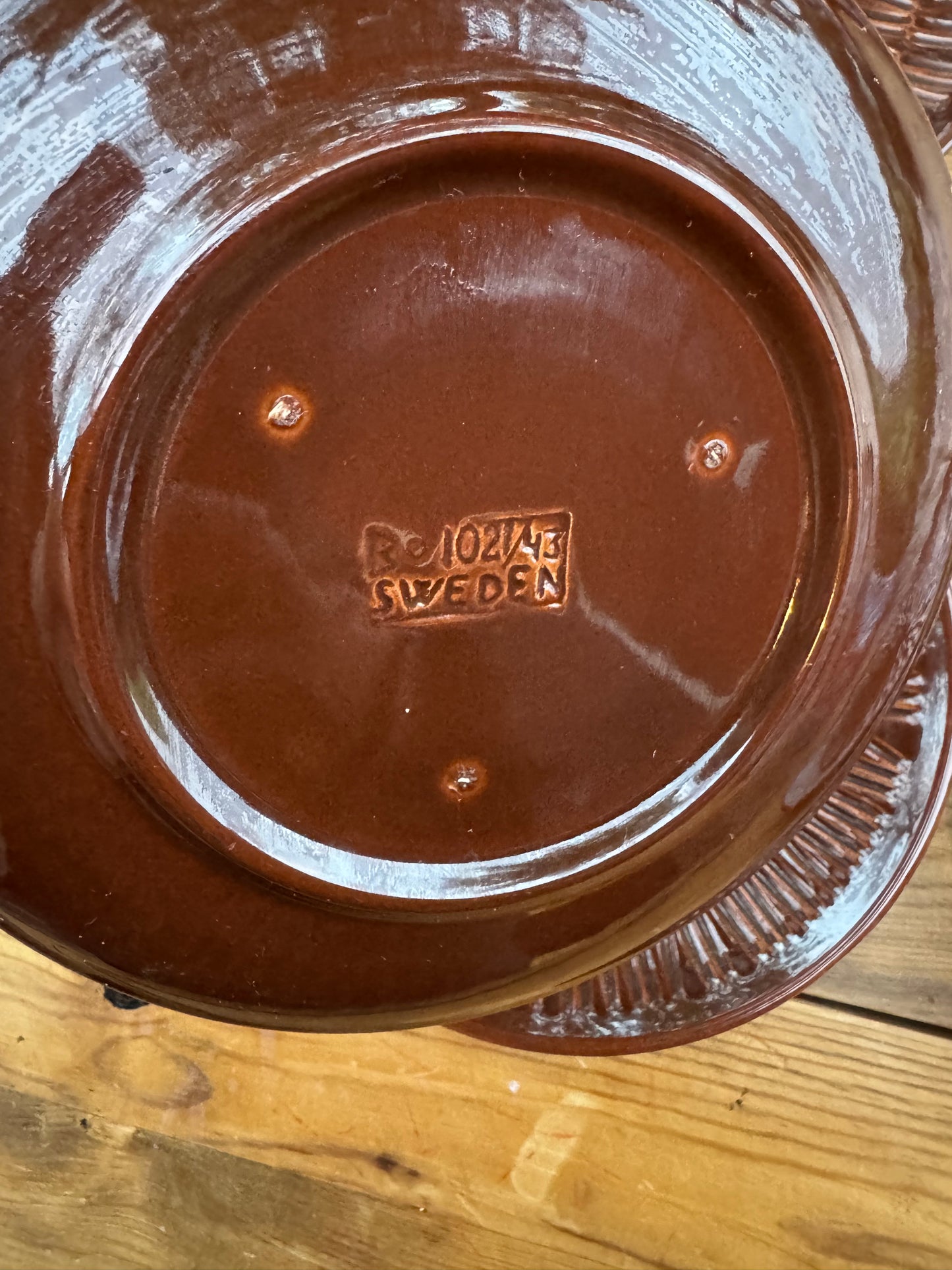 4st assietter Bo Fajans, brunglaserat med dekorstreck