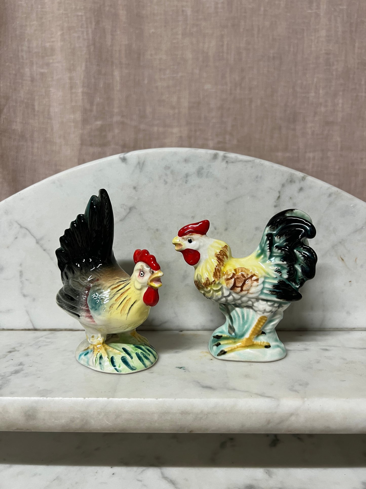 Äldre tupp och höna i porslin