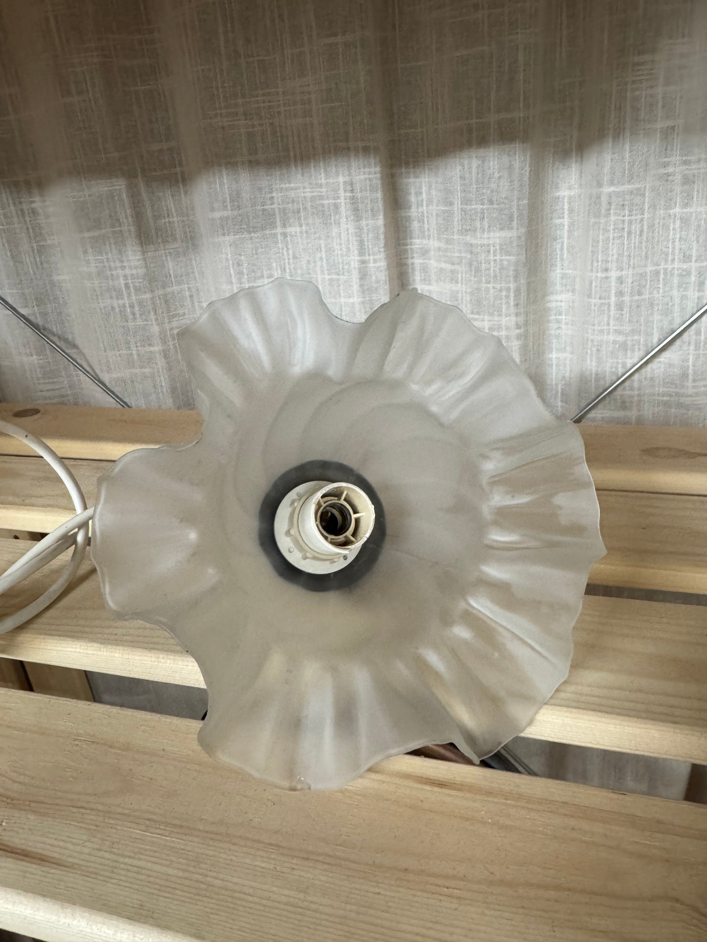 Fönsterlampa med volang