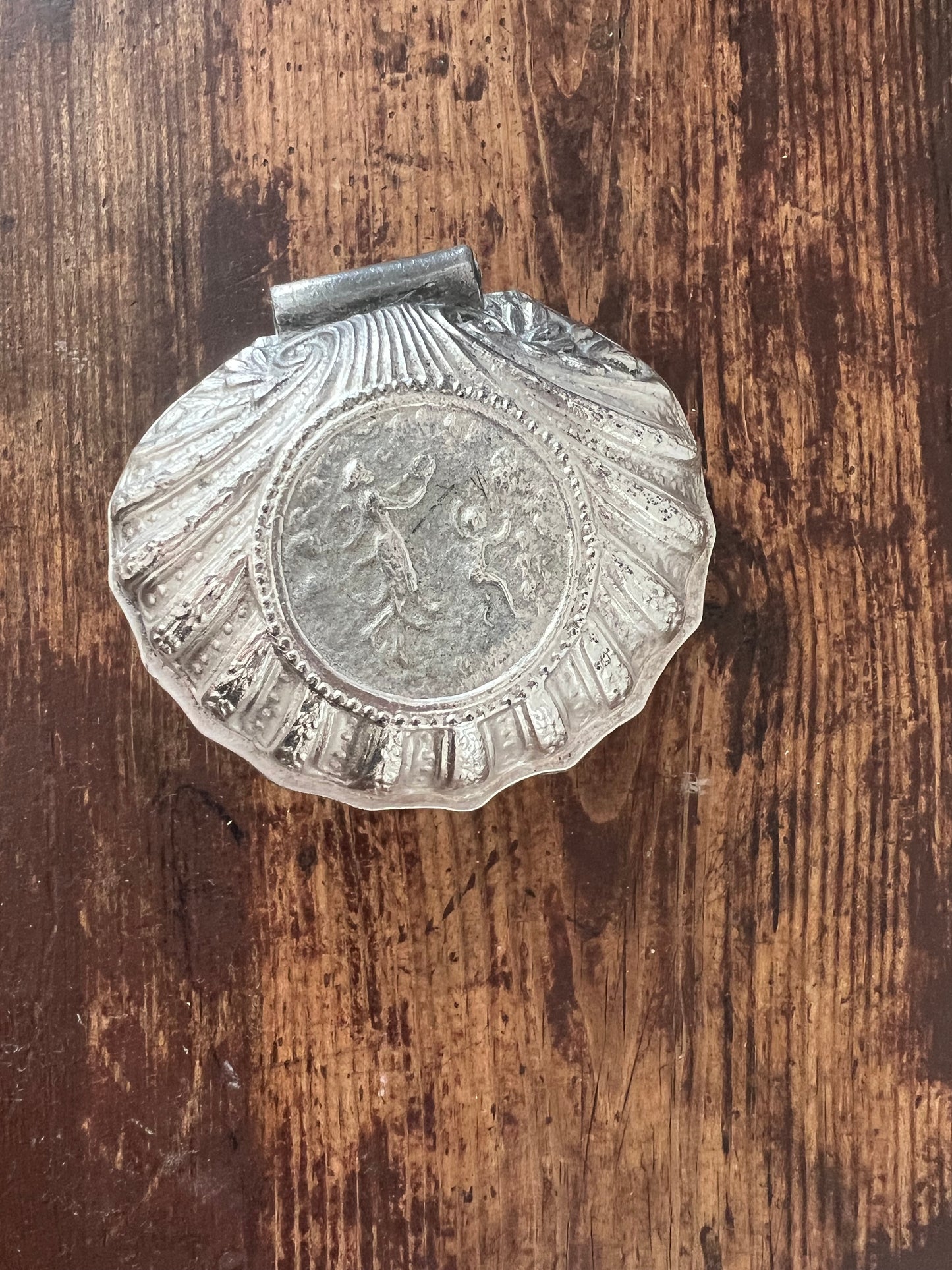 Snäckformad ask på fot