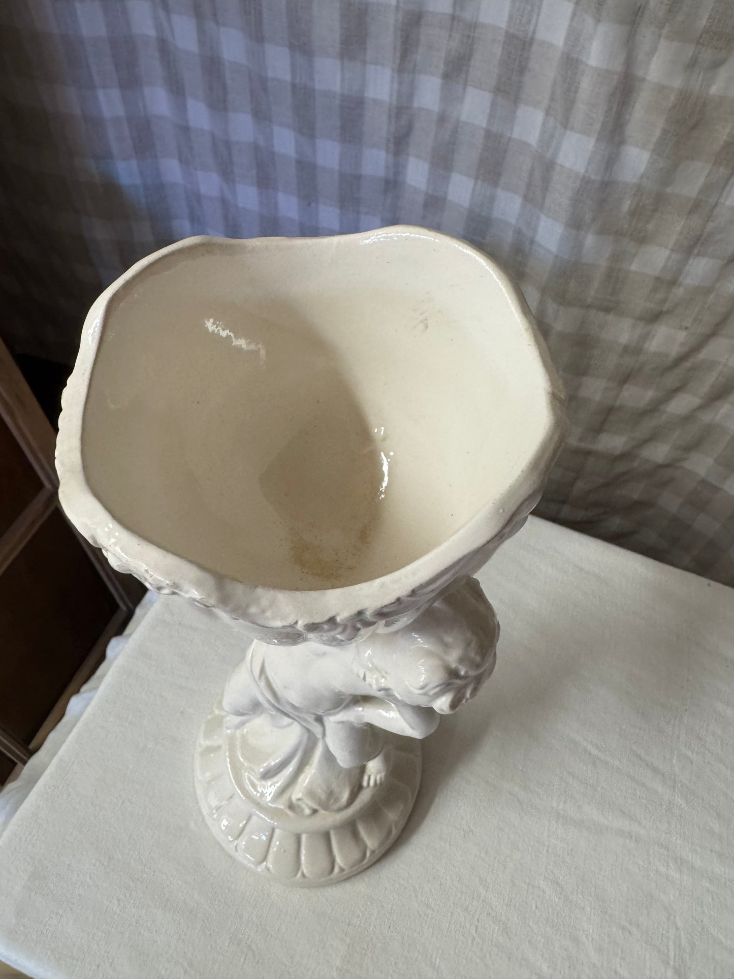 Benvit italiensk figurinvas med putto/ängel, vintage