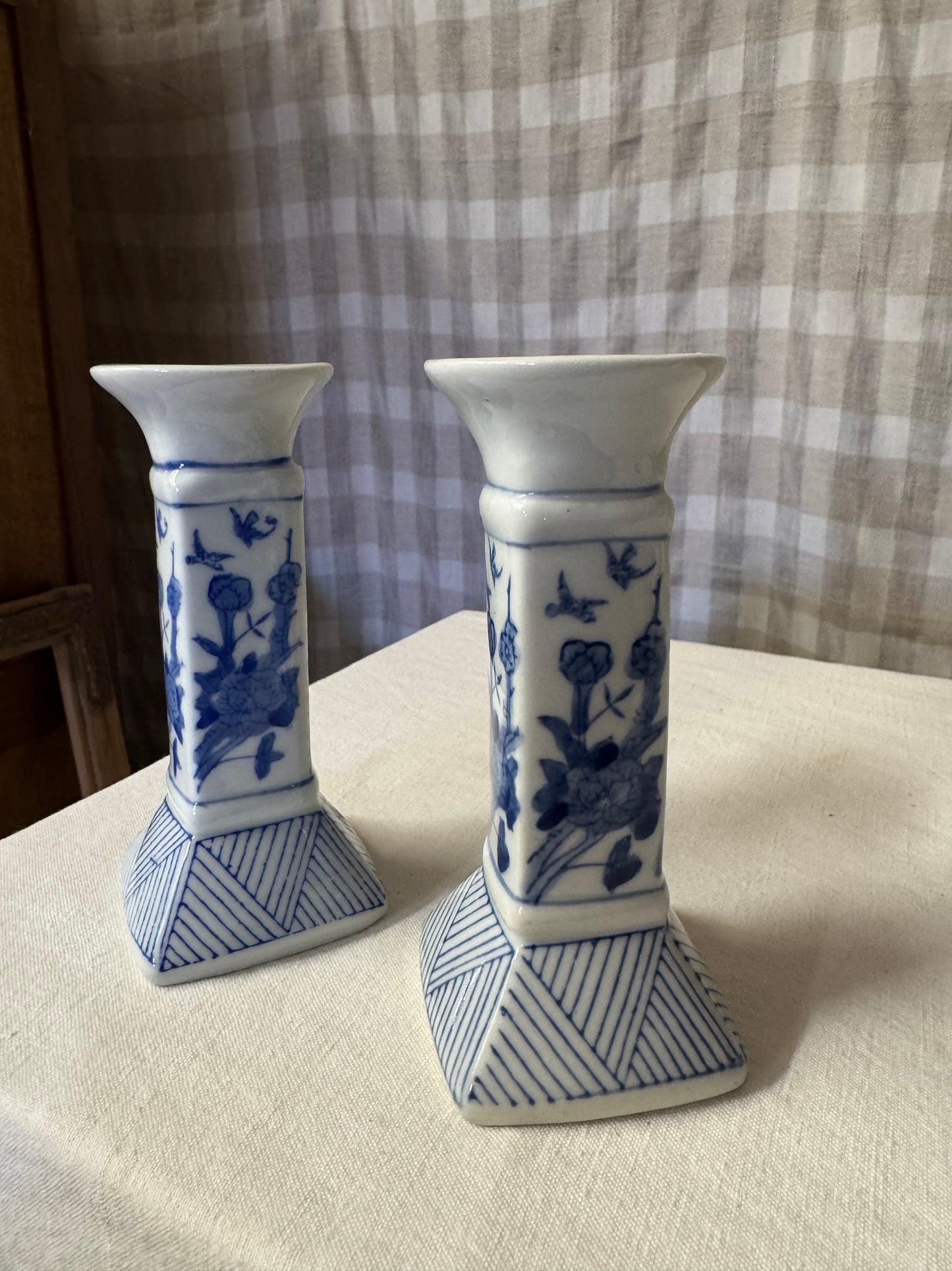 Paret kinesiska ljusstakar