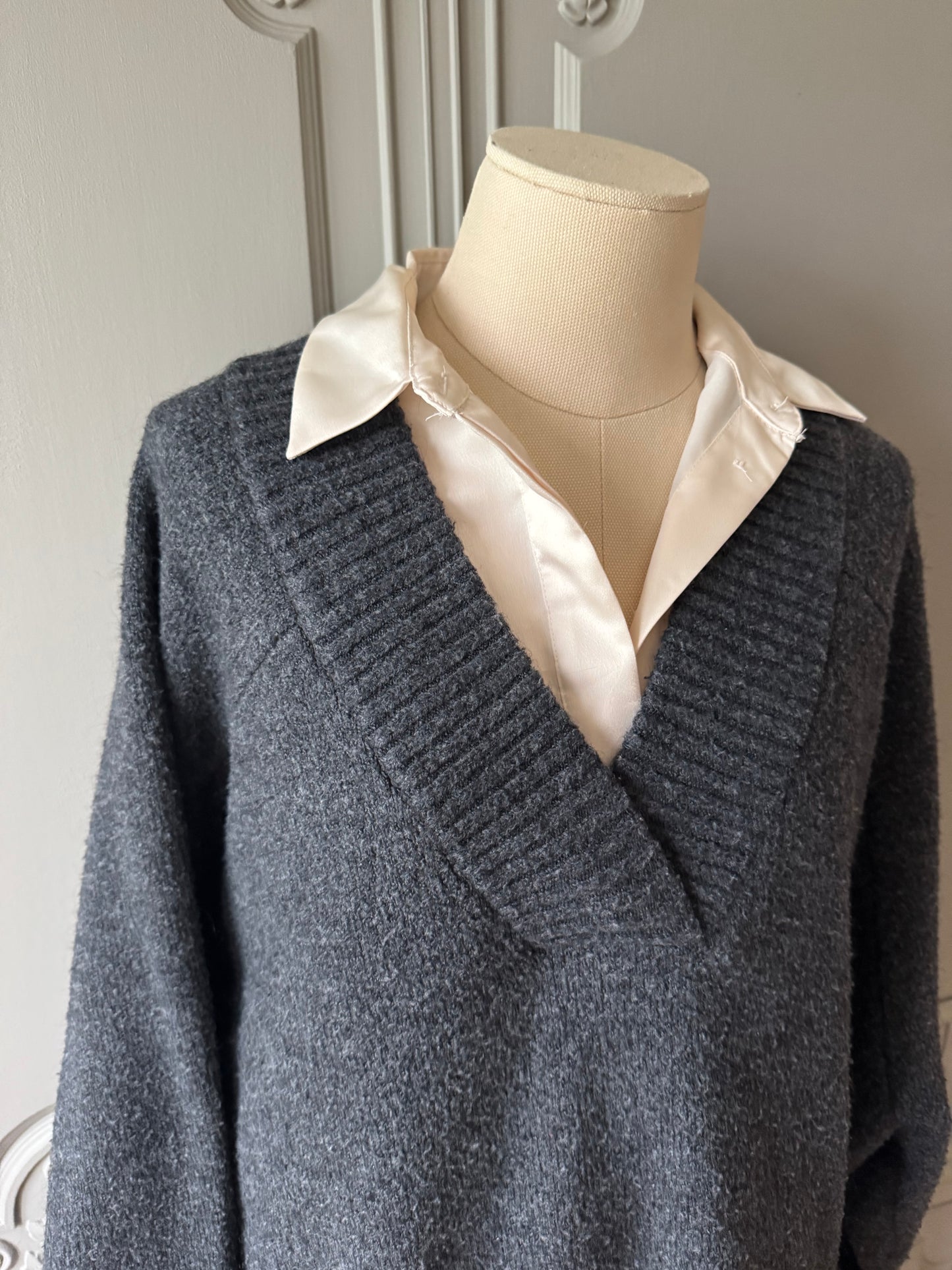 Stickad tröja i mörkgrått - Indiska