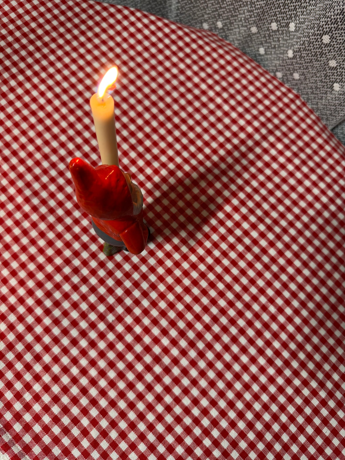 Äldre tomte med hållare för julgransljus