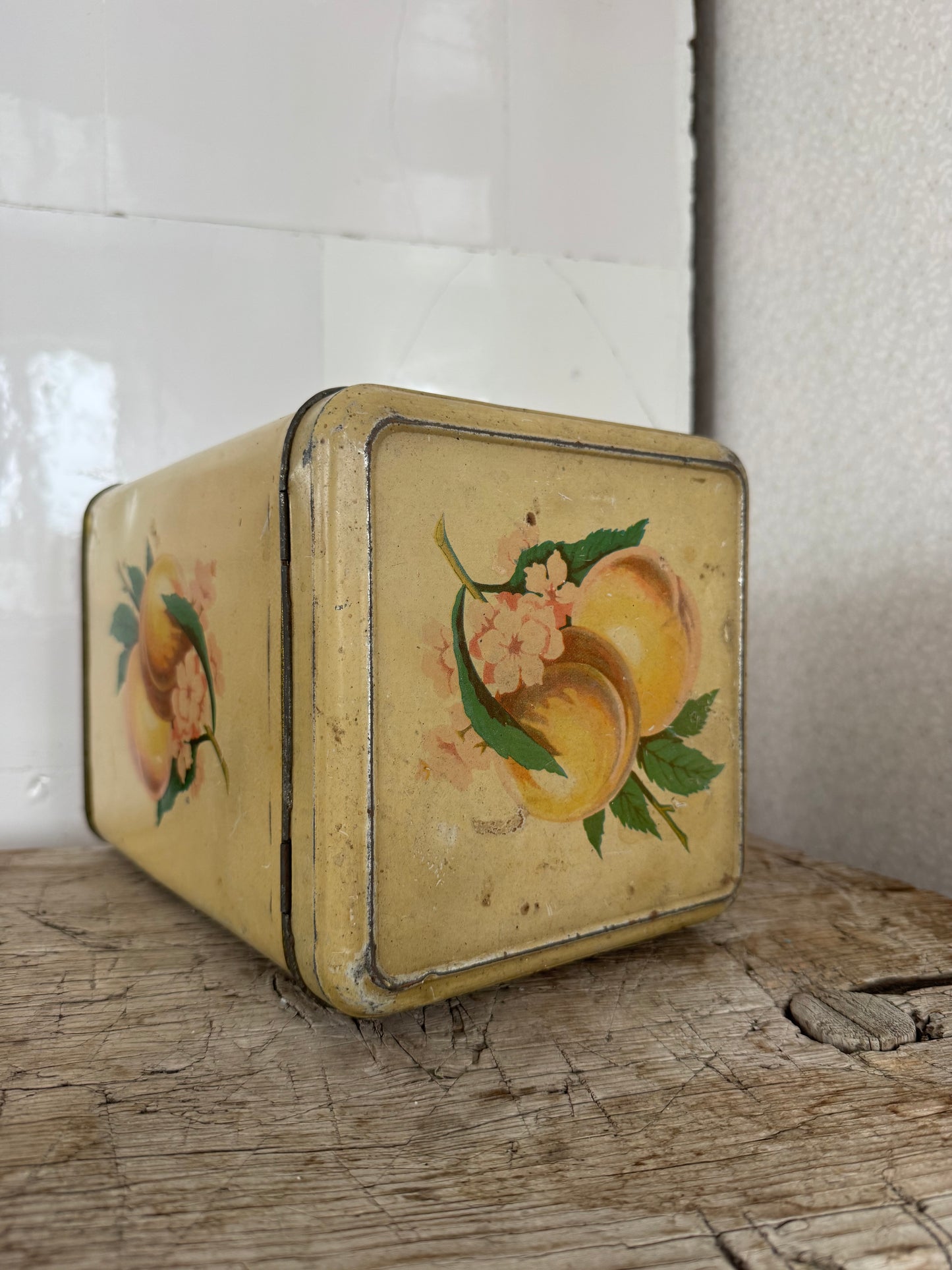 Plåtburk - papegoja och persika