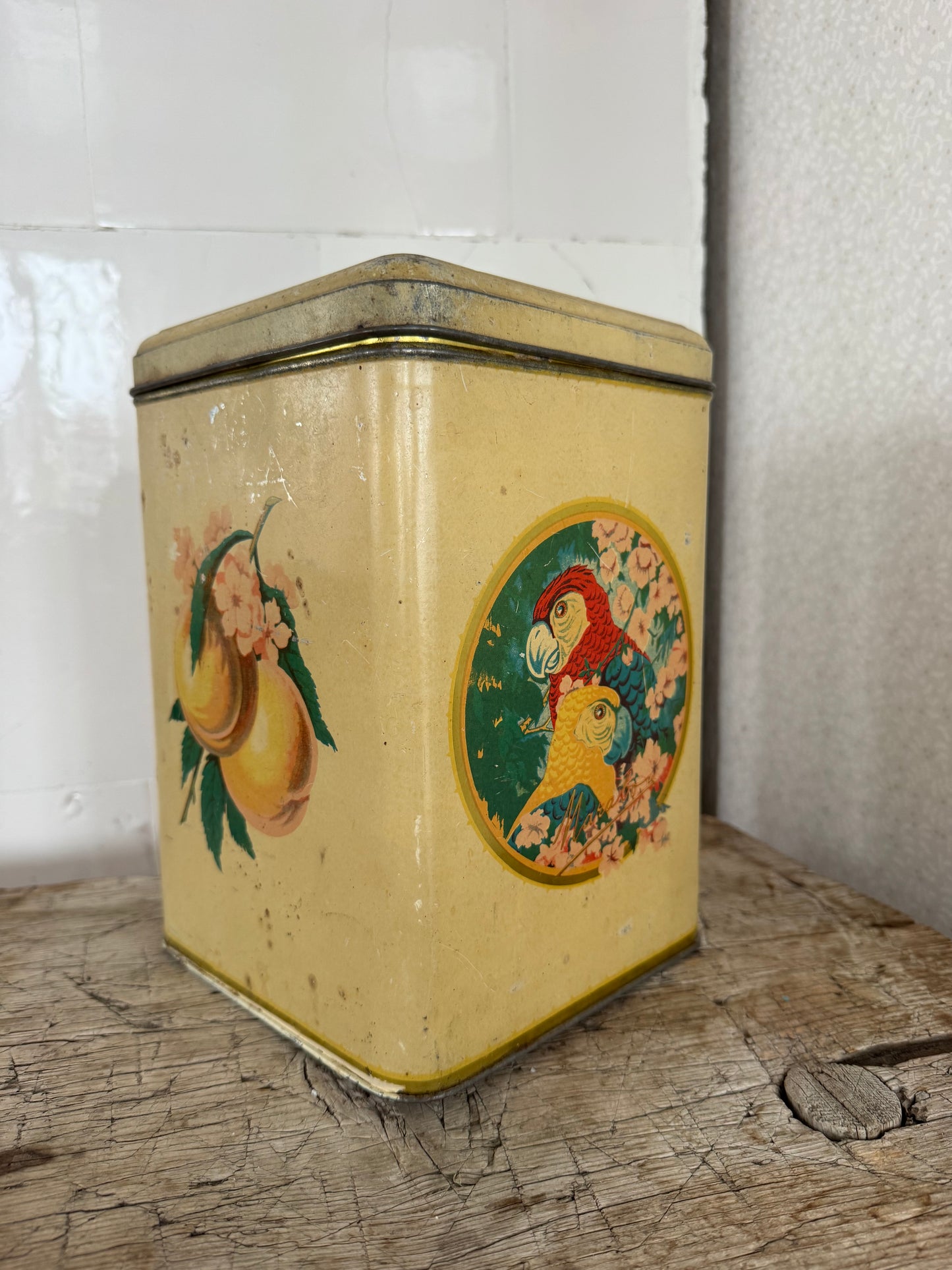 Plåtburk - papegoja och persika