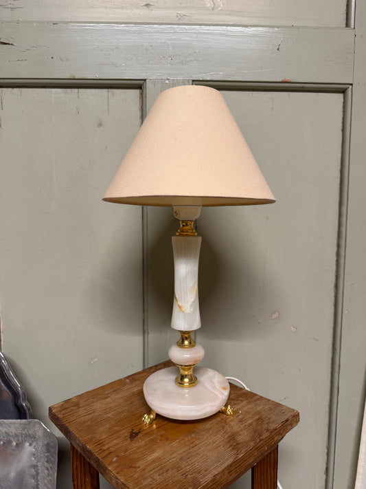 Bordslampa i marmor med skärm i ljust aprikos färg