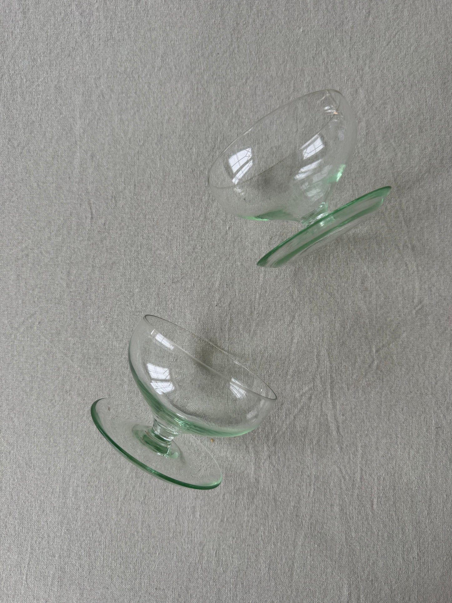 Paret ljusgröna dessertskålar