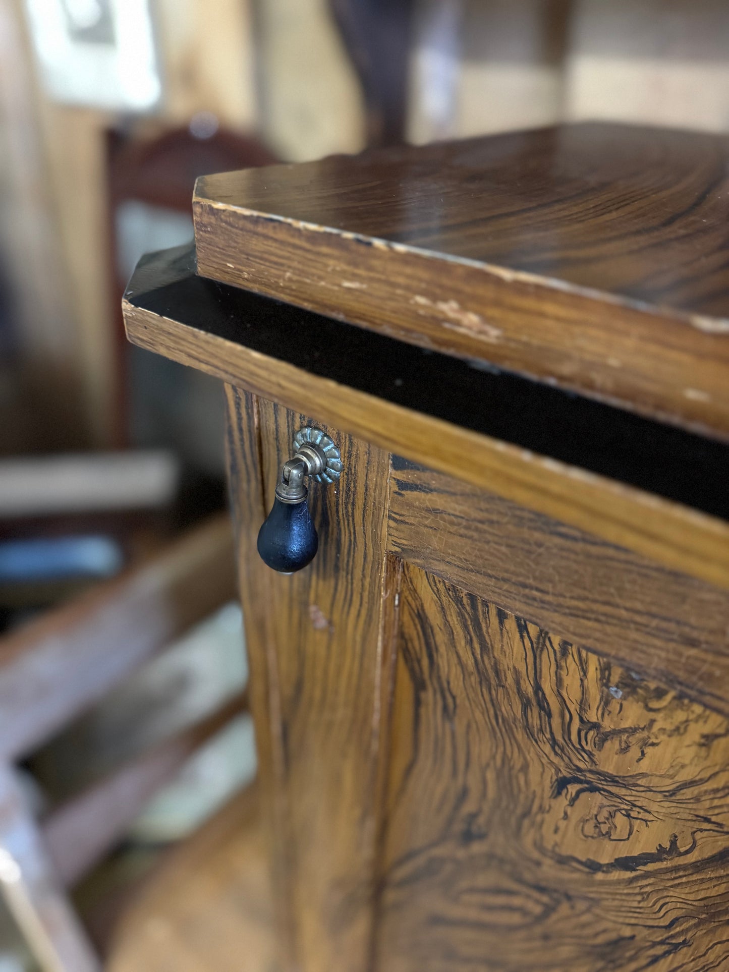 Pottskåp mörkt trä tidigt 1900-tal