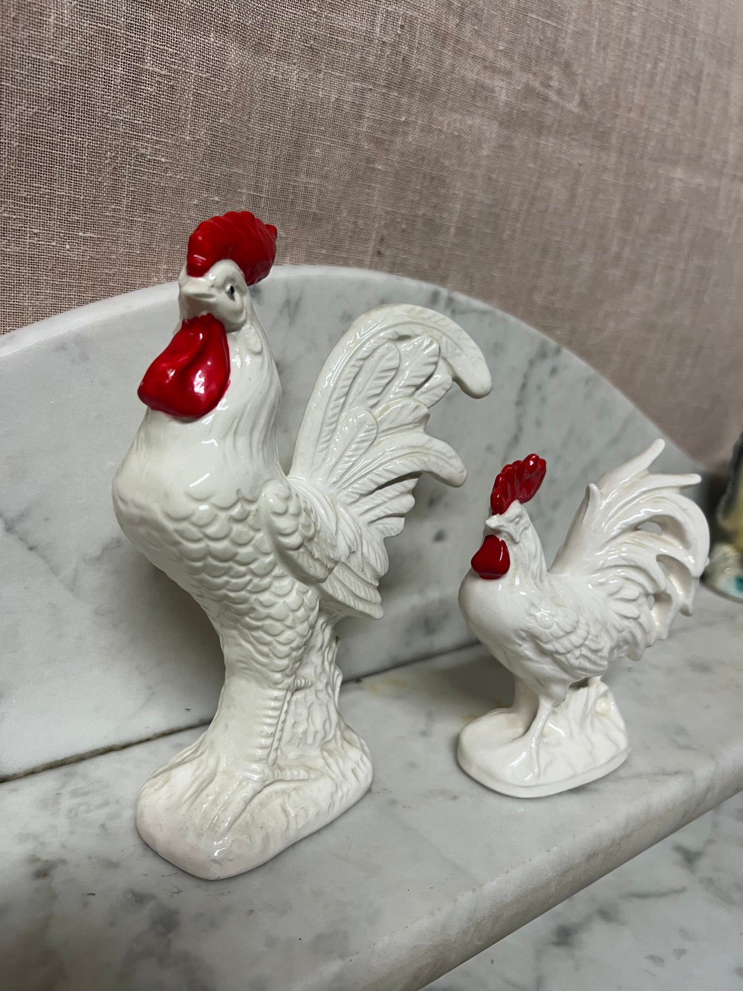 Två tuppar i vitt porslin