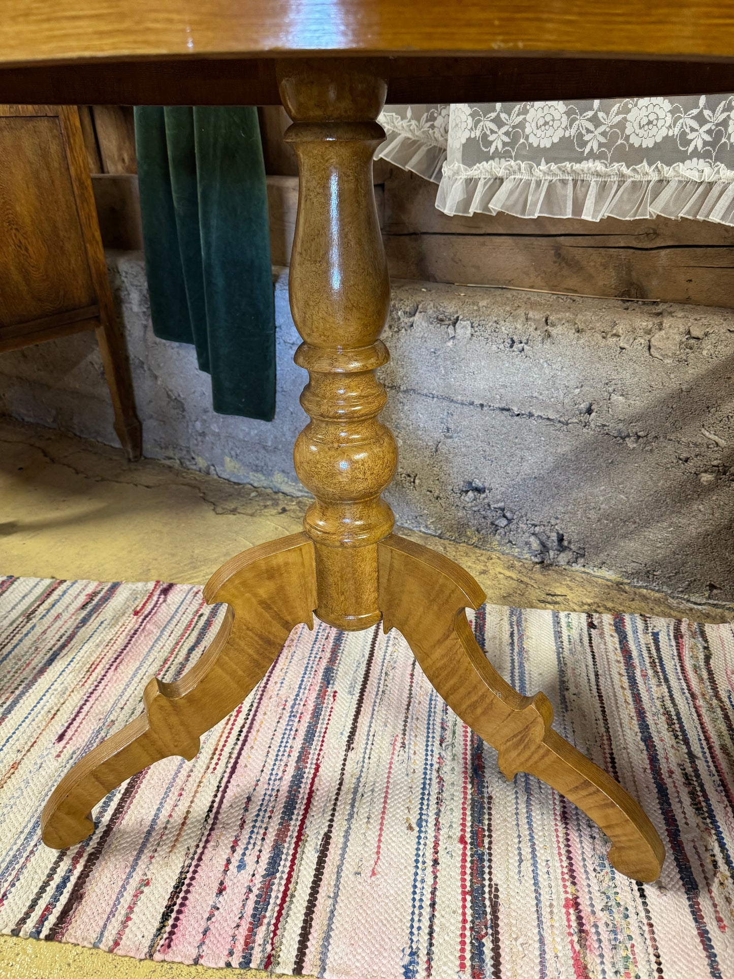 Pelarbord i masurbjörk, sent 1800-tal till tidigt 1900-tal