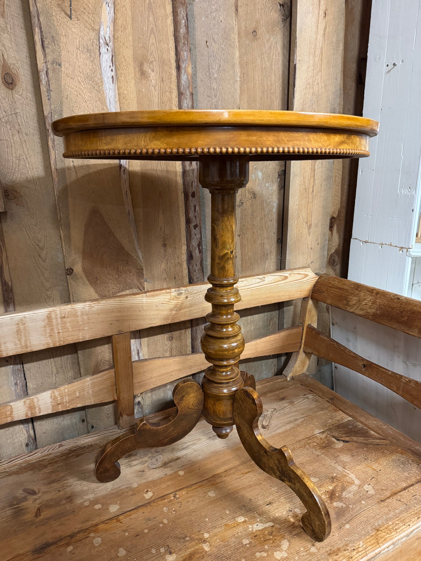 Sidobord i masurbjök med vackra detaljer