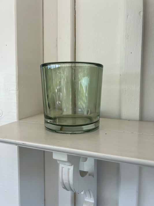 Stor ljuslykta i grönt glas