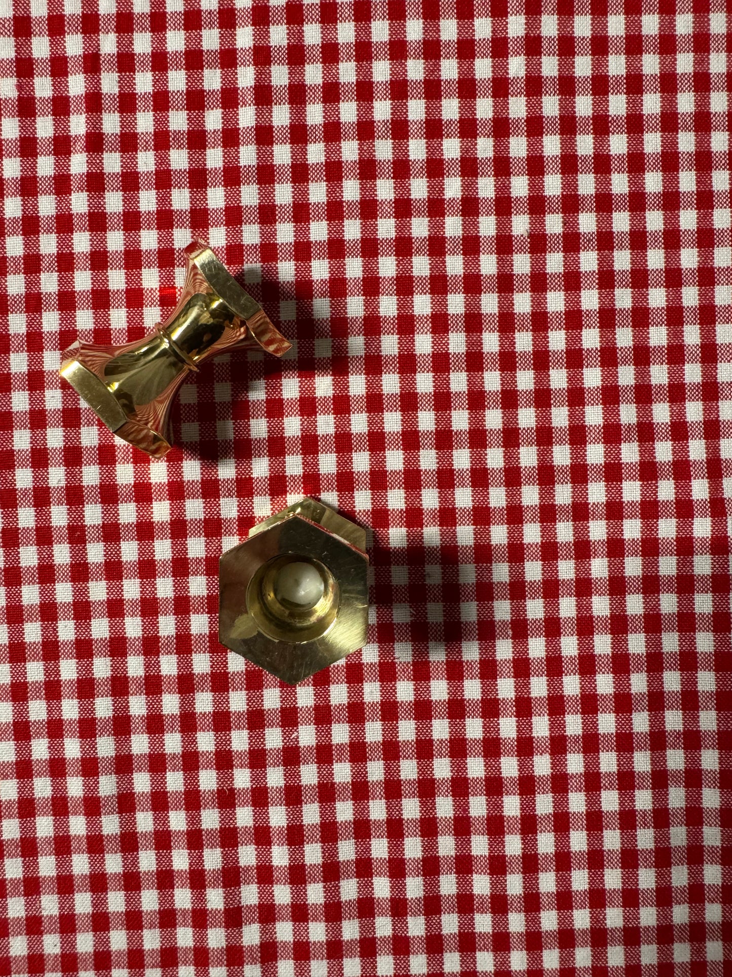 Två lägre mässingsljusstakar