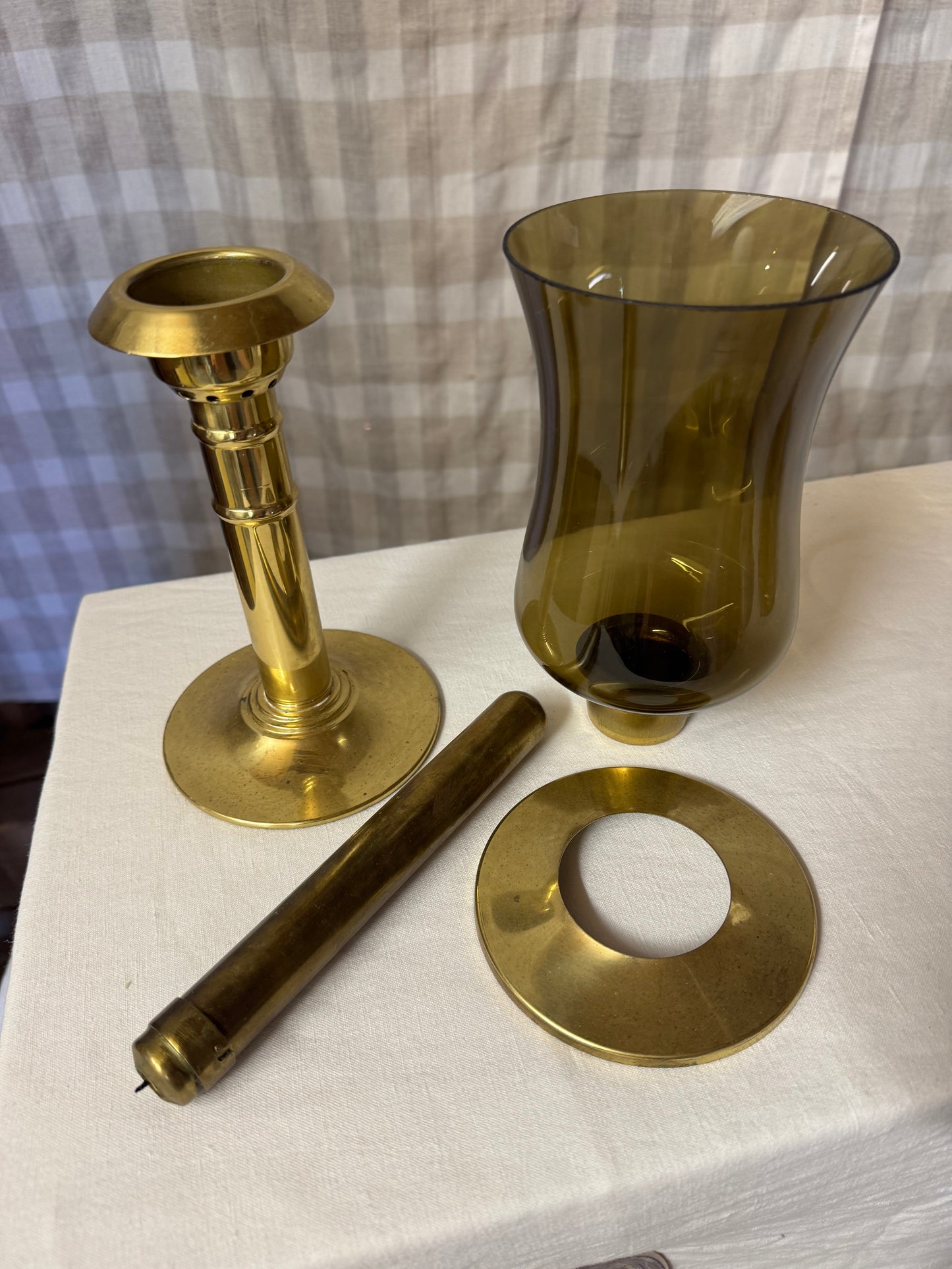 Ljuslykta i mässing med glaskupa