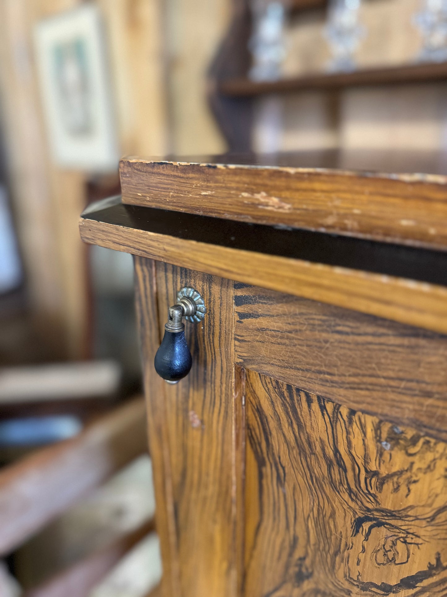 Pottskåp mörkt trä tidigt 1900-tal